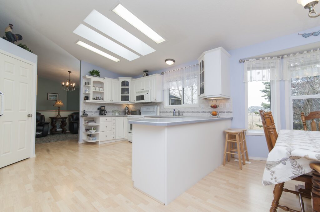 Kitchen Floors: Tile vs. Hardwood Flooring